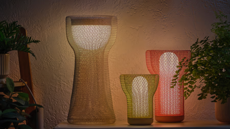 Je suis convaincu que cette lampe IKEA à 30 $ est le secret d’un espace patio élégamment éclairé – chaque table extérieure en a besoin avant l’été a yellow mesh outdoor lamp from ikea along with two other similar models