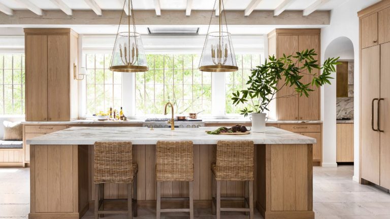 Chêne blanc vs chêne naturel vs chêne miel – Quelle finition de cuisine en bois classique est en fait un choix éternel ? A white oak kitchen with marble countertops and brass accents