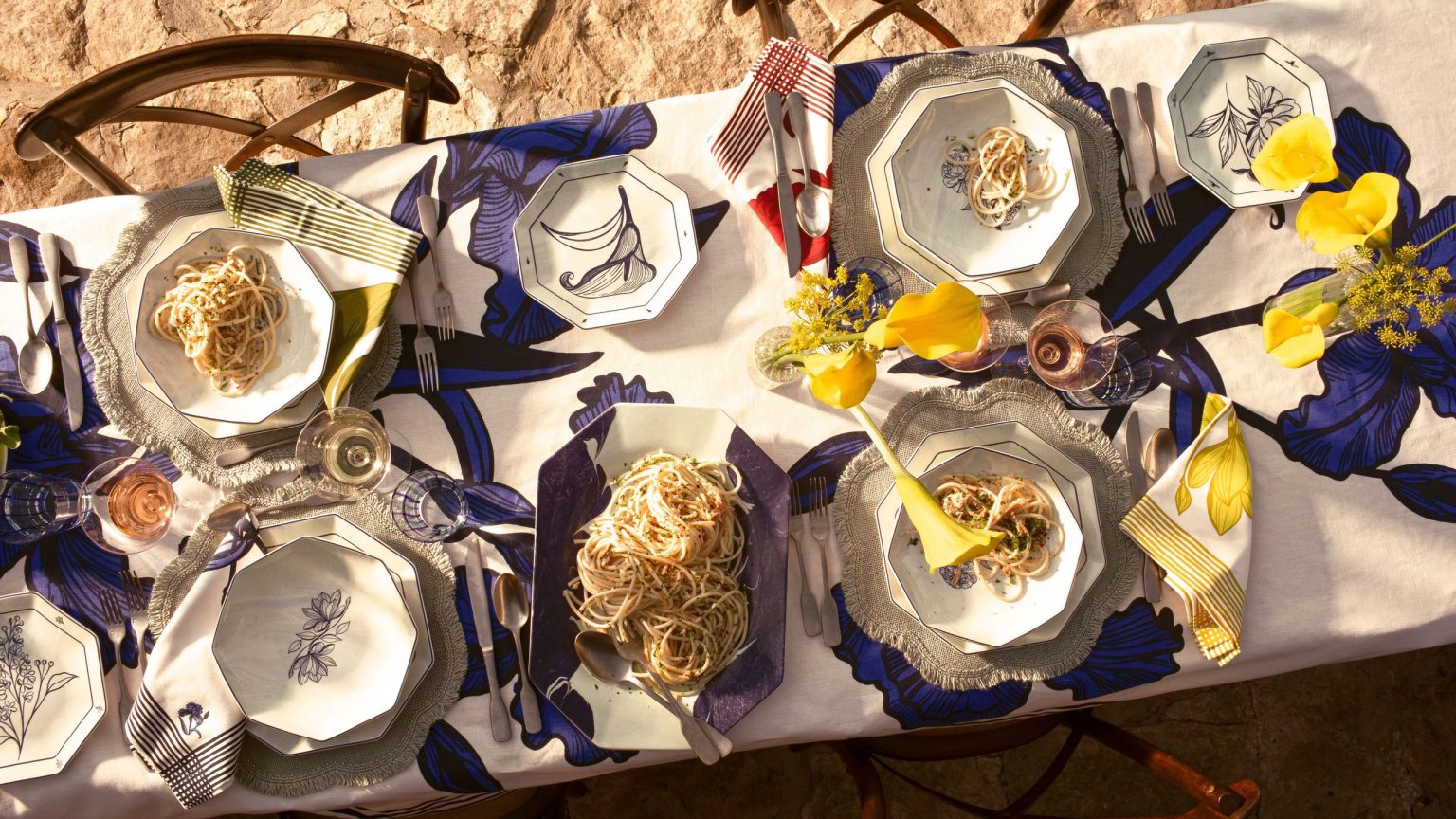 Ce chef dit qu'une bonne table peut sauver un invité ennuyeux – 8 pièces qui suscitent la conversation à essayer lors de votre prochain dîner