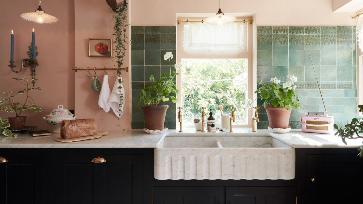 L’organisateur intelligent sous l’évier d’Amazon est le moyen le plus simple de maximiser le stockage, de supprimer l’encombrement et de récupérer l’espace mort Butler under-mounted sink in peach and green kitchen
