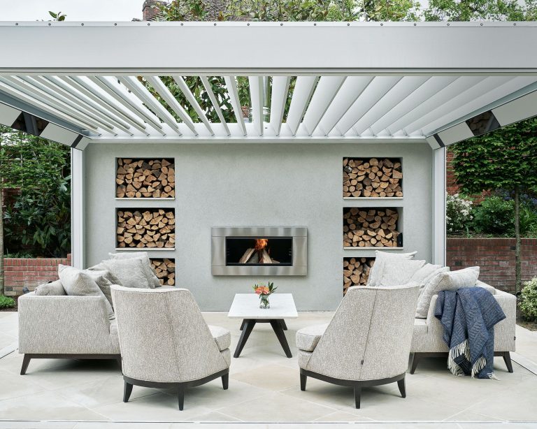 L’édition très britannique : My Spring Patio Refresh – Comment j’élève la vie et les repas en plein air pour la saison Outdoor fireplace ideas with outdoor seating and pergola