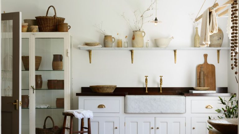 Enfin, un panier IKEA élégant qui donne l’impression que même les plus petites buanderies sont spacieuses, bien rangées et organisées. Utility room with ceiling-mounted drying rack and open shelving
