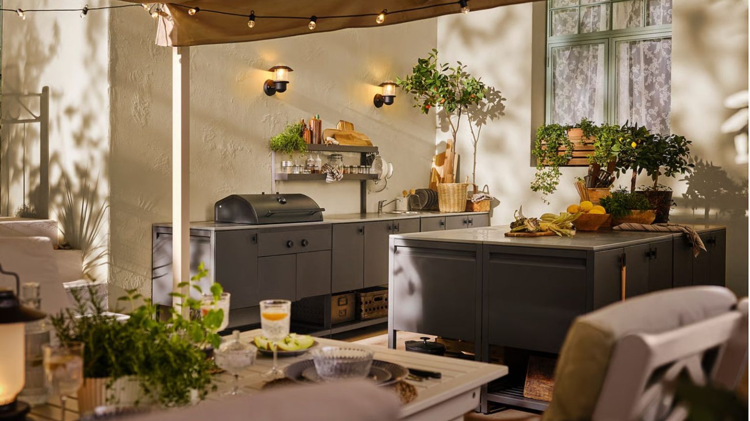 La nouvelle cuisine extérieure modulaire d’IKEA semble construite sur mesure, mais coûte moins de 500 $ A backyard featuring IKEA's Batskar collection outdoor kitchen