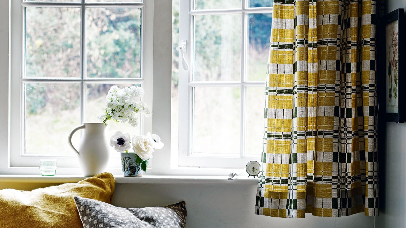 L’édition très britannique : pourquoi je prête autant d’attention aux habillages de fenêtres au printemps – et comment cela change complètement l’ambiance de ma maison open window and yellow curtain with window seat and flowers