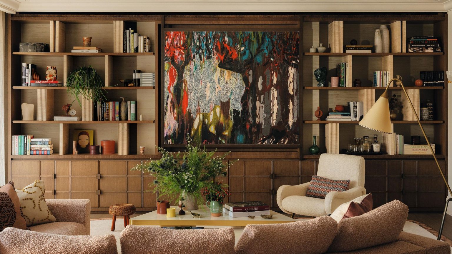 Courbes, couleurs et menuiseries intelligentes – À l’intérieur d’un appartement londonien autrefois sombre retravaillé pour faire chanter les vues du parc a layered living with a large wooden media wall and abstract artwork hiding the TV