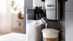 La nouvelle cafetière nouvelle génération de De’Longhi, c’est comme avoir un barista personnel à la maison : elle élimine les incertitudes concernant le café préparé à la maison A close up of a De'Longhi cold brew espresso maker