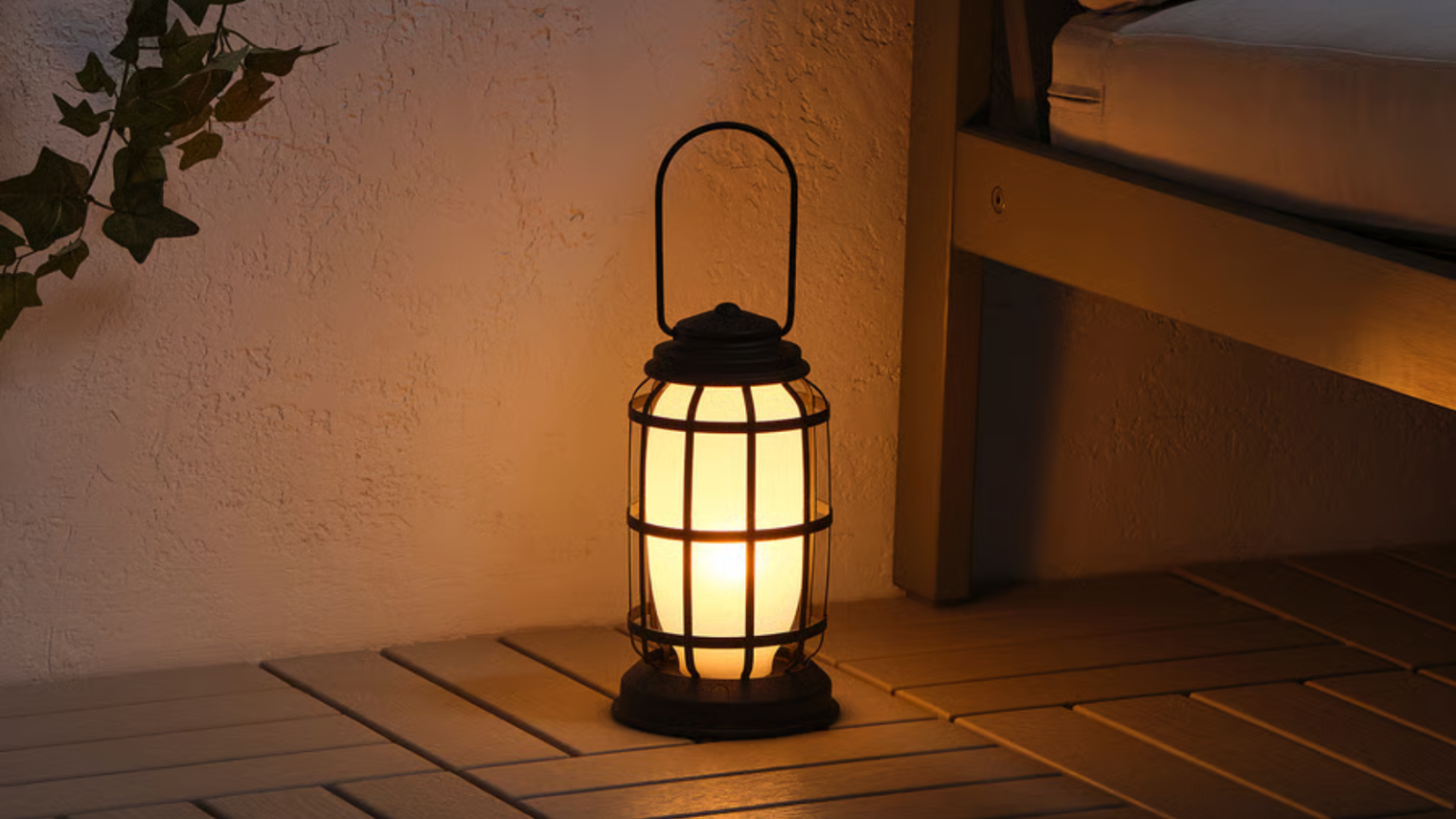Cette lanterne IKEA en édition limitée est destinée au camping – mais elle est définitivement assez chic pour votre terrasse a small glowing lantern on the floor of a patio
