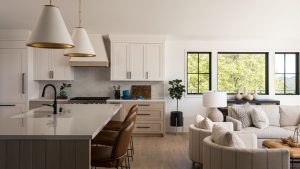 Pourquoi votre cuisine neutre semble « froide » – et les 3 nuances que les concepteurs utilisent pour y remédier a wood and white kitchen with black hardware and brass lights