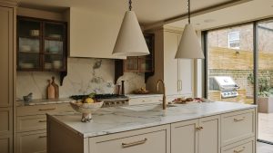 Ce n’est pas la couleur, c’est la finition : pourquoi l’apparence de la peinture de votre cuisine pourrait finir par paraître « bon marché » – et la solution simple A neutral kitchen with marble countertops