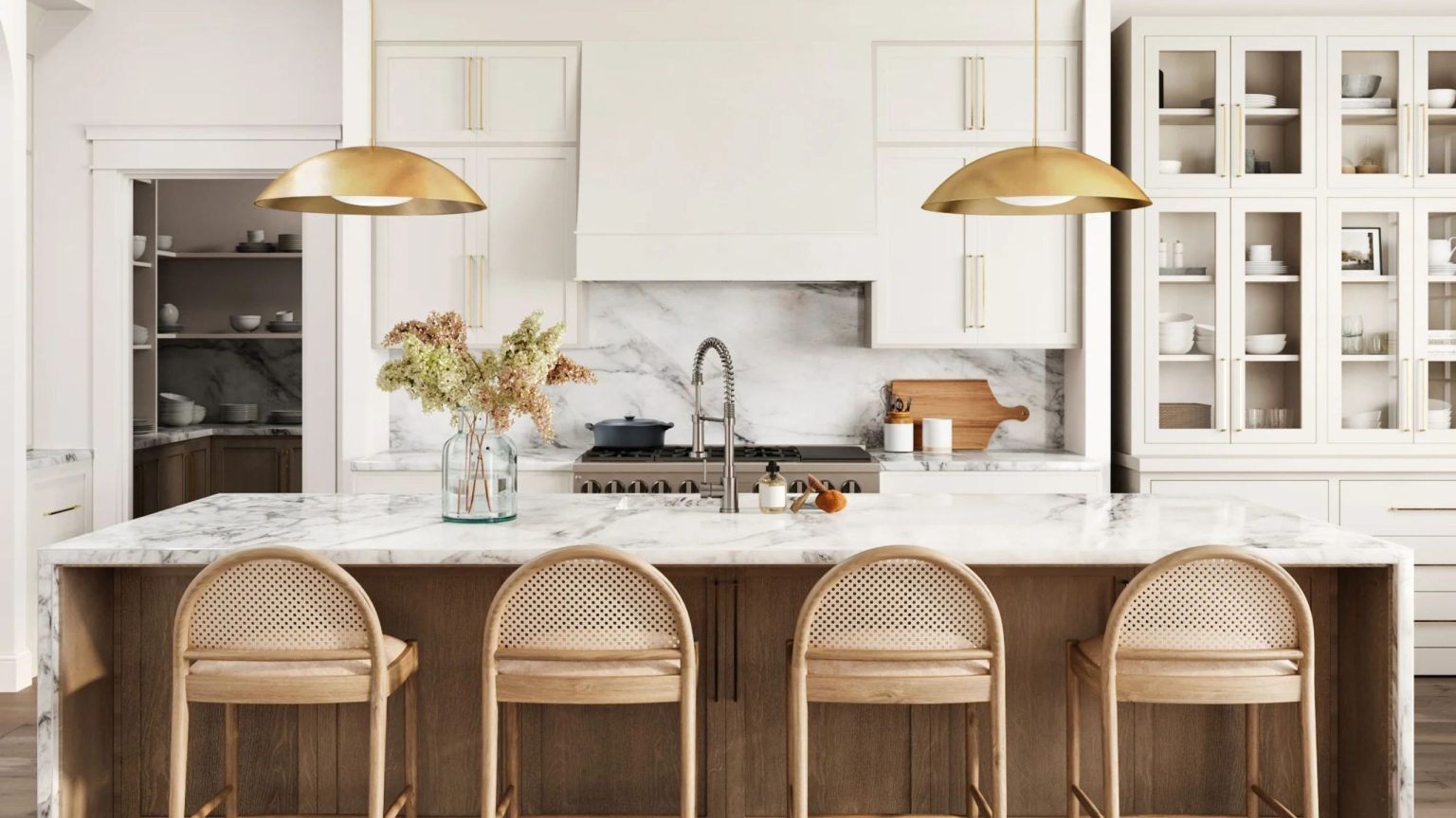 Bye Bye Basic Bar Tabourets – Ces 16 designs élégants sont la clé pour rehausser les sièges de votre îlot de cuisine A white kitchen with a wooden island and cane back barstools