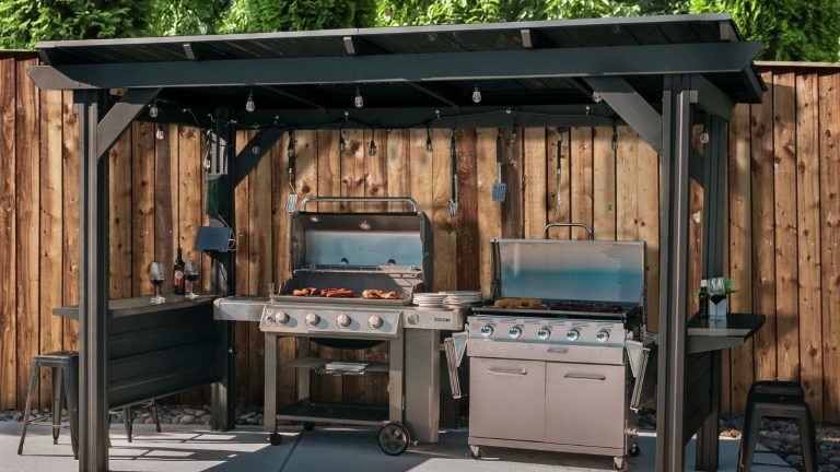 Mon père ne fait jamais de grillades sans cet essentiel de température à 37 $ – C’est le moyen infaillible de garder le barbecue tendre, juteux et sûr tout l’été. Two gas grills underneath a grill gazebo