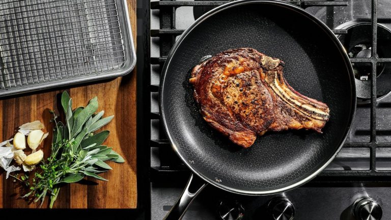 Oubliez les fleurs : la batterie de cuisine culte d’Hexclad est un cadeau pour la fête des mères que les cuisiniers à domicile utiliseront tous les jours (et elle est maintenant en vente) Cooking an steak in a HexClad fry pan