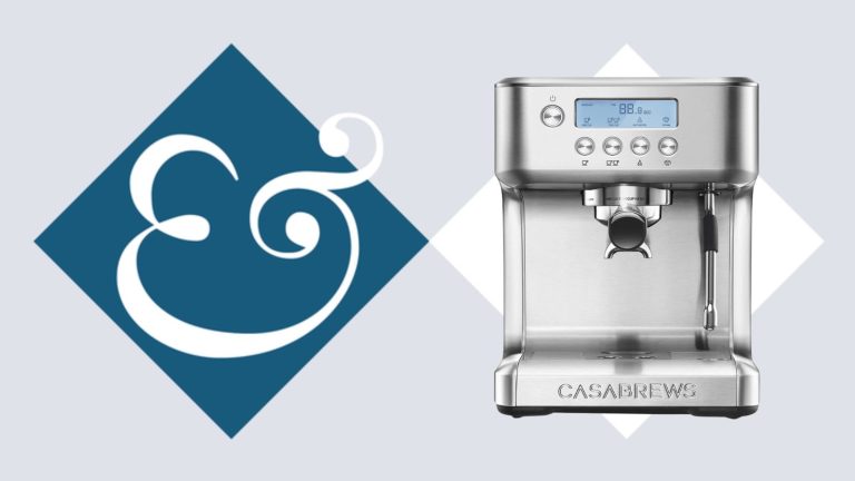 L’élégante machine à expresso Casabrews Ultra fournit des shots de qualité professionnelle et est facile à utiliser pour les débutants Casabrews ULTRA Espresso Machine on tile background next to Homes & Gardens '&' logo.