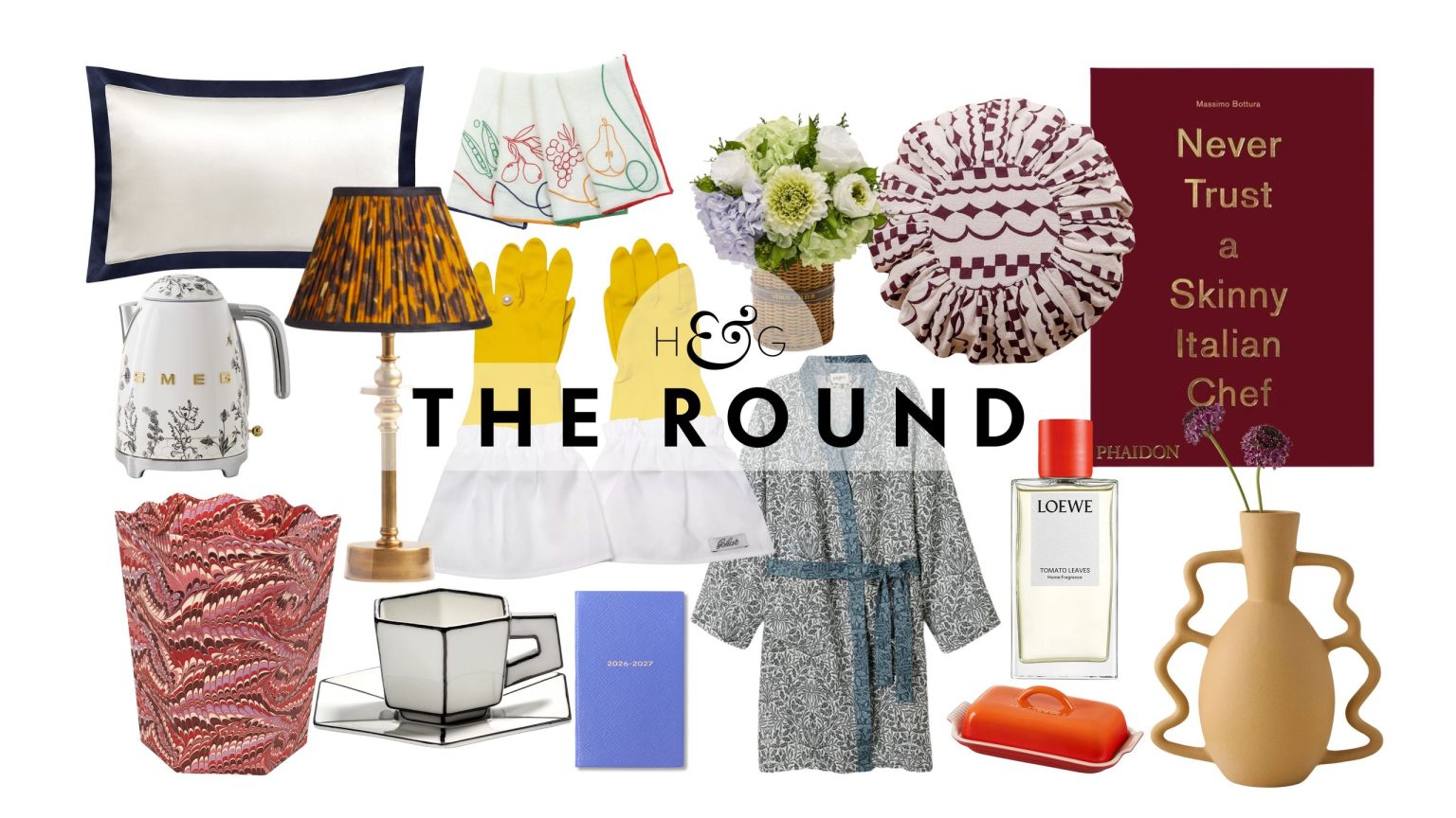 28 cadeaux chics pour la fête des mères – Pour l’esthète, le chef à domicile et la maman qui n’a pas besoin d’une autre bougie Mother's Day gifts, including a silk pillowcase, SMEG tea kettle, marbled wastebasket, table lamp, dishwashing gloves, patterned robe, throw pillow, Venus et Fleur flowers, candle, vase, and cookbook