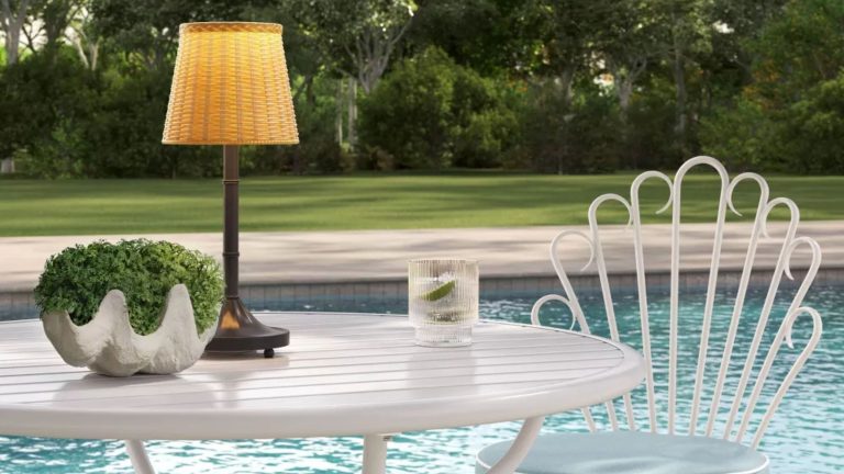 Autrefois l'accessoire d'extérieur le plus laid, maintenant le plus chic – Découvrez la lampe portable à 30 $ de Shea McGee