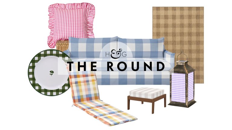 Ce motif « pique-nique » remplace les rayures cet été – Achetez 24 pièces de décoration extérieure en vichy pour un charme facile en plein air Gingham outdoor decor, including a ruffle-bordered cushion, melamine plate, Sundial sofa, rug, ottoman, and lantern, pictured against a white background.