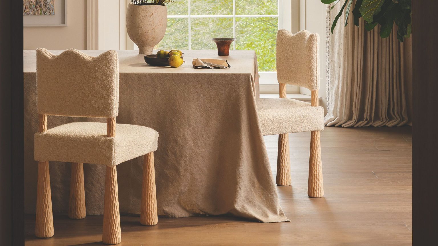 Les lignes droites sont tellement passées – 16 meubles ondulés qui rendent le jeu en toute sécurité un peu ennuyeux Neutral dining room area featuring wavy-bordered dining chairs and a linen tablecloth