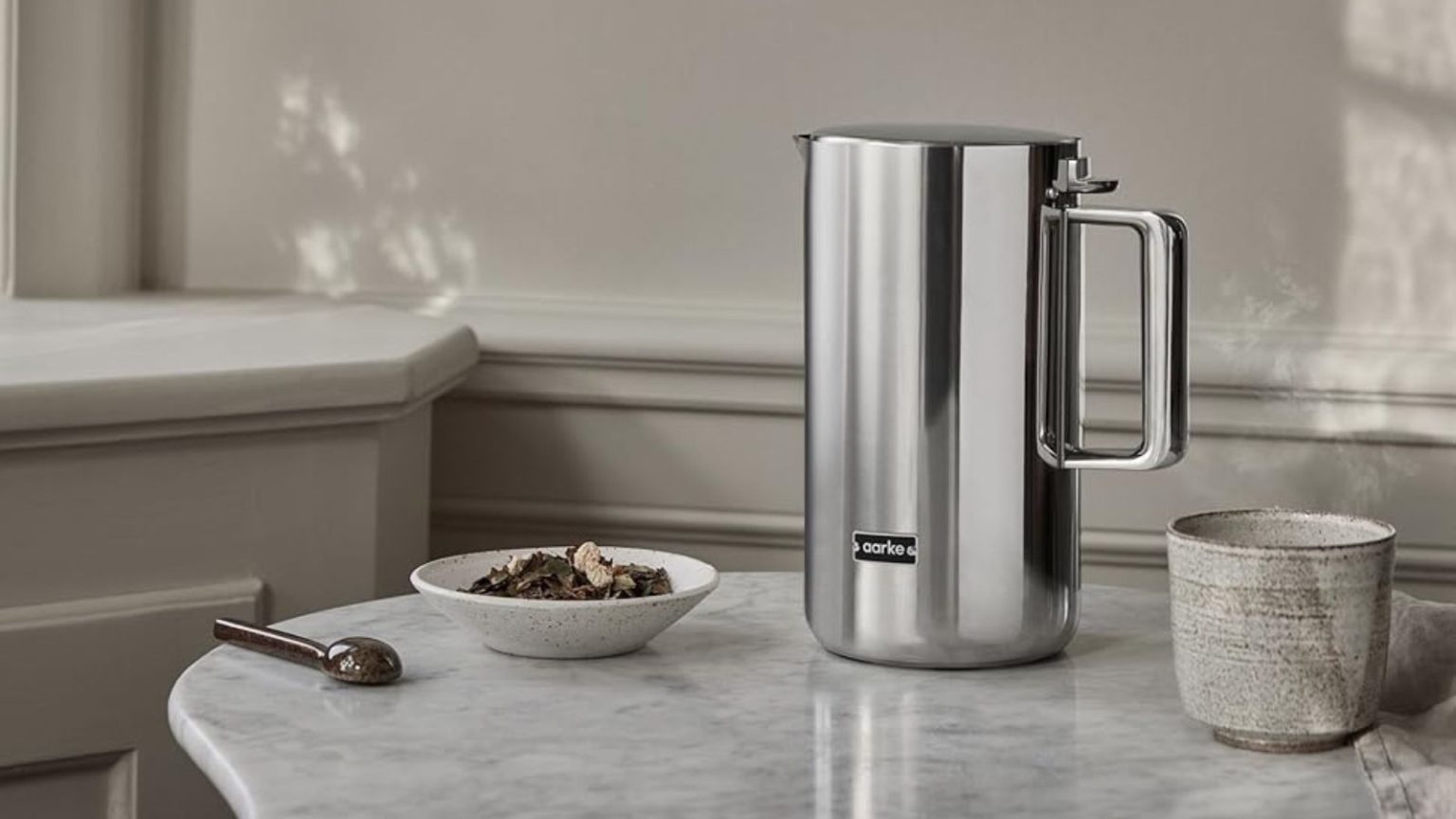 Votre bouilloire pourrait libérer des microplastiques dans vos boissons – Les experts médicaux recommandent ce simple remplacement dès maintenant Aarke Kettle on a kitchen counter.