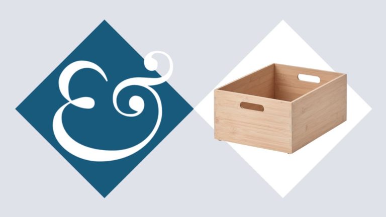 Les boîtes de rangement empilables en bambou d’IKEA sont l’échange non toxique parfait pour votre garde-manger afin que vous puissiez éviter le plastique avec style A light brown IKEA bamboo storage box in a white diamond, beside a dark blue diamond with a & in it
