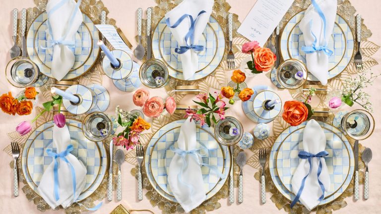 MacKenzie-Childs vient de lancer le nouveau coloris le plus rêveur pour le printemps – c'est la toile de fond parfaite pour le menu de votre fête des mères
