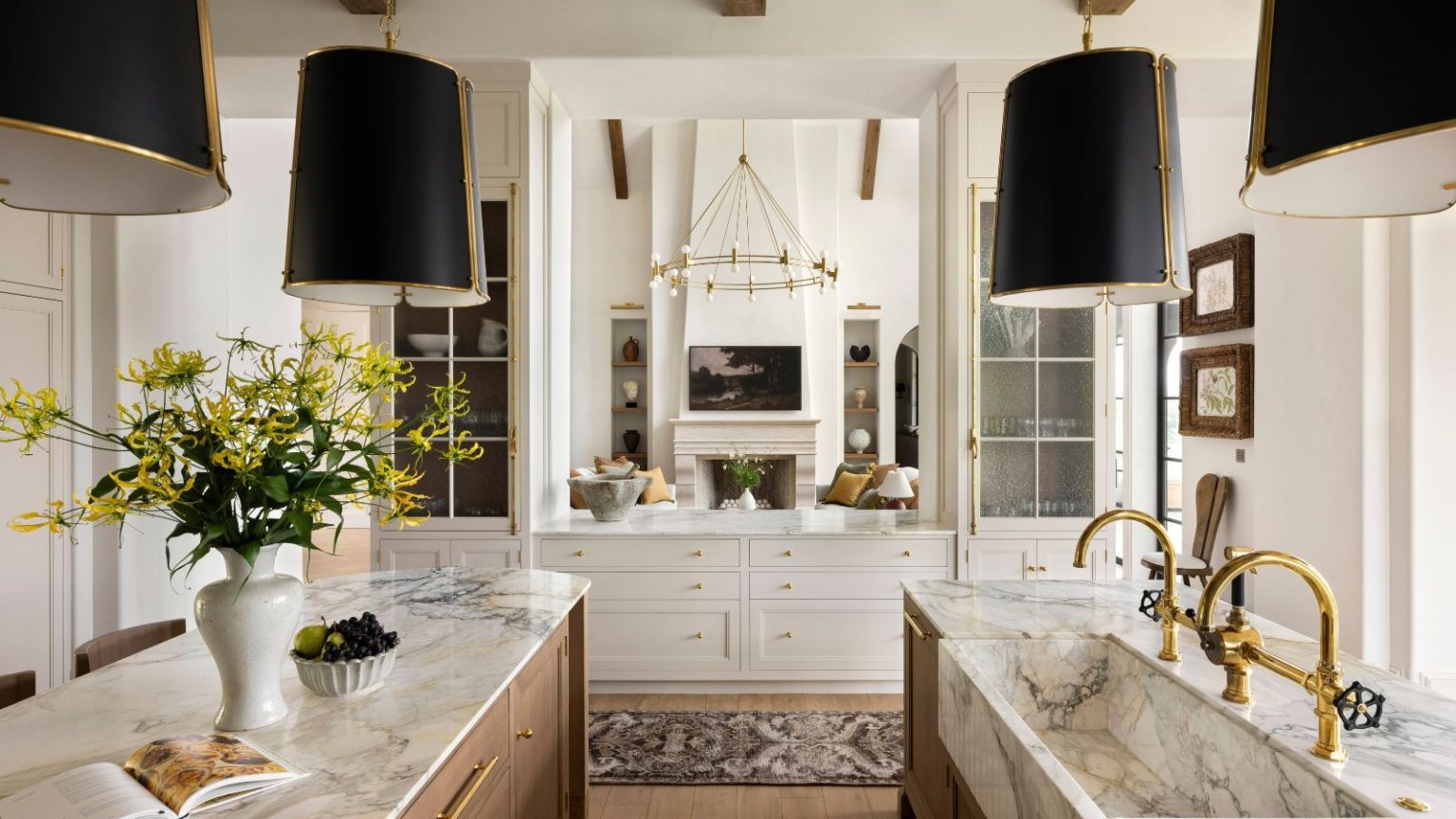 Les trappes de cuisine sont de retour – Pourquoi cette tendance en matière de design des années 70 est en tête des listes de rénovation en 2026 A double island kitchen with a hatch into the living room