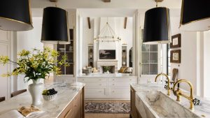 Les trappes de cuisine sont de retour – Pourquoi cette tendance en matière de design des années 70 est en tête des listes de rénovation en 2026 A double island kitchen with a hatch into the living room