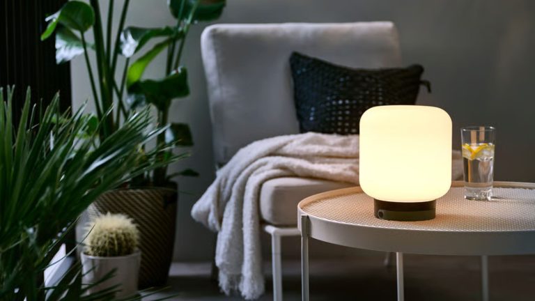 La lampe d'extérieur la plus polyvalente d'IKEA est sur le point de disparaître définitivement – ​​pourquoi tout le monde achète la LÄNSPORT alors qu'il le peut encore