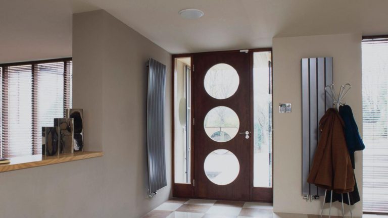 Pourquoi ces plafonniers viraux à coller vont partout dans mon appartement – ​​de l'entrée au placard