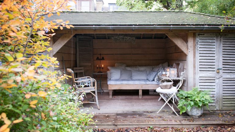 L'armoire élégante d'IKEA remplace l'abri de jardin traditionnel – et elle a vraiment fière allure dans les petits jardins