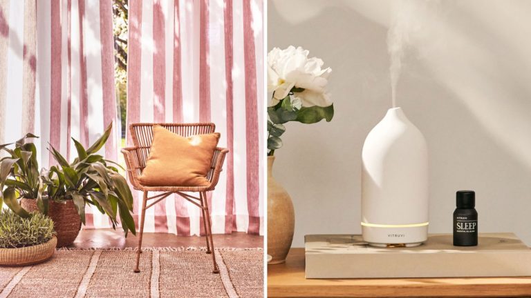 Le « minimalisme botanique » est la tendance estivale des parfums d’intérieur pour 2026 – et les experts en design disent que « le placement est la clé » A split image header with a bright room with rattan furniture, jute rug, houseplants and pink and white striped curtains, and a white essential oil diffuser on a book with white flowers.