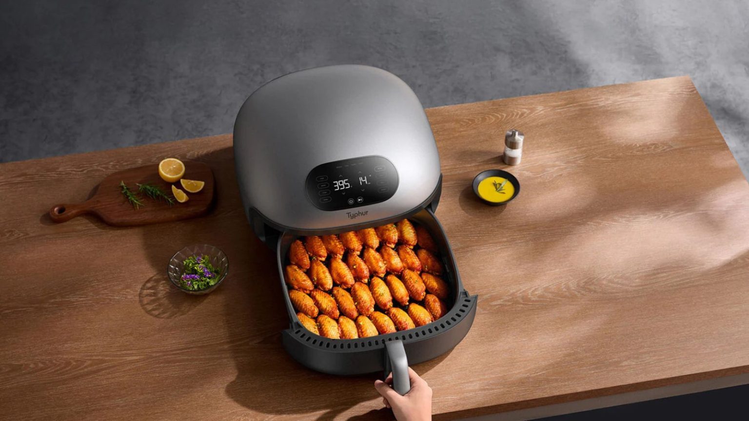 La mise à niveau de la friteuse à air XL qui élimine le stress lié à l’alimentation d’une foule estivale vient de baisser son prix Typhur Dome 2 Air Fryer cooking steaks
