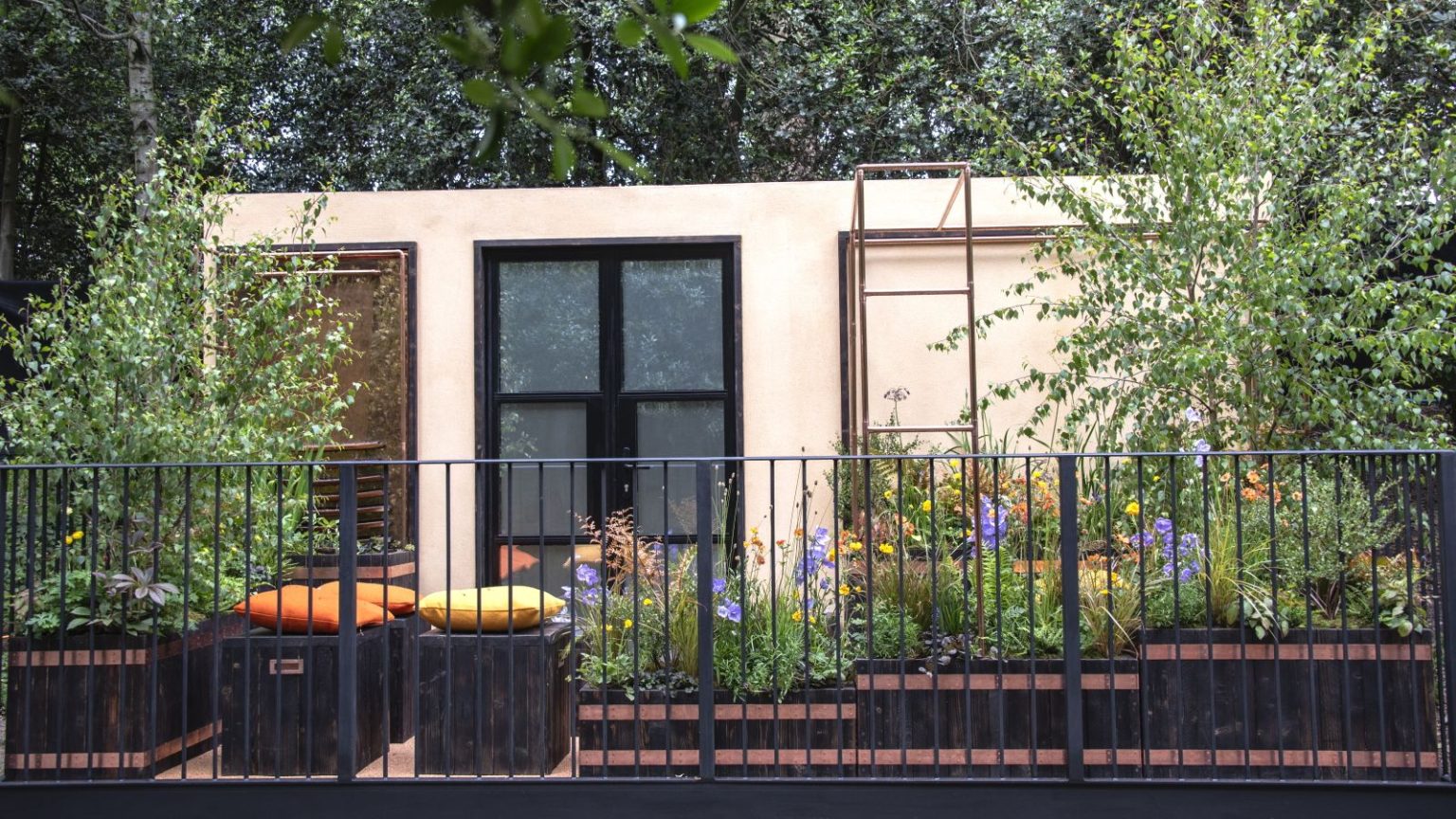 Les jardins du balcon du RHS Chelsea Flower Show 2026 ont prouvé que le jardinage vertical est le secret pour agrandir les petits espaces The ‘Fettercairn: The Angels’ Share’ balcony garden at the RHS Chelsea Flower Show 2026