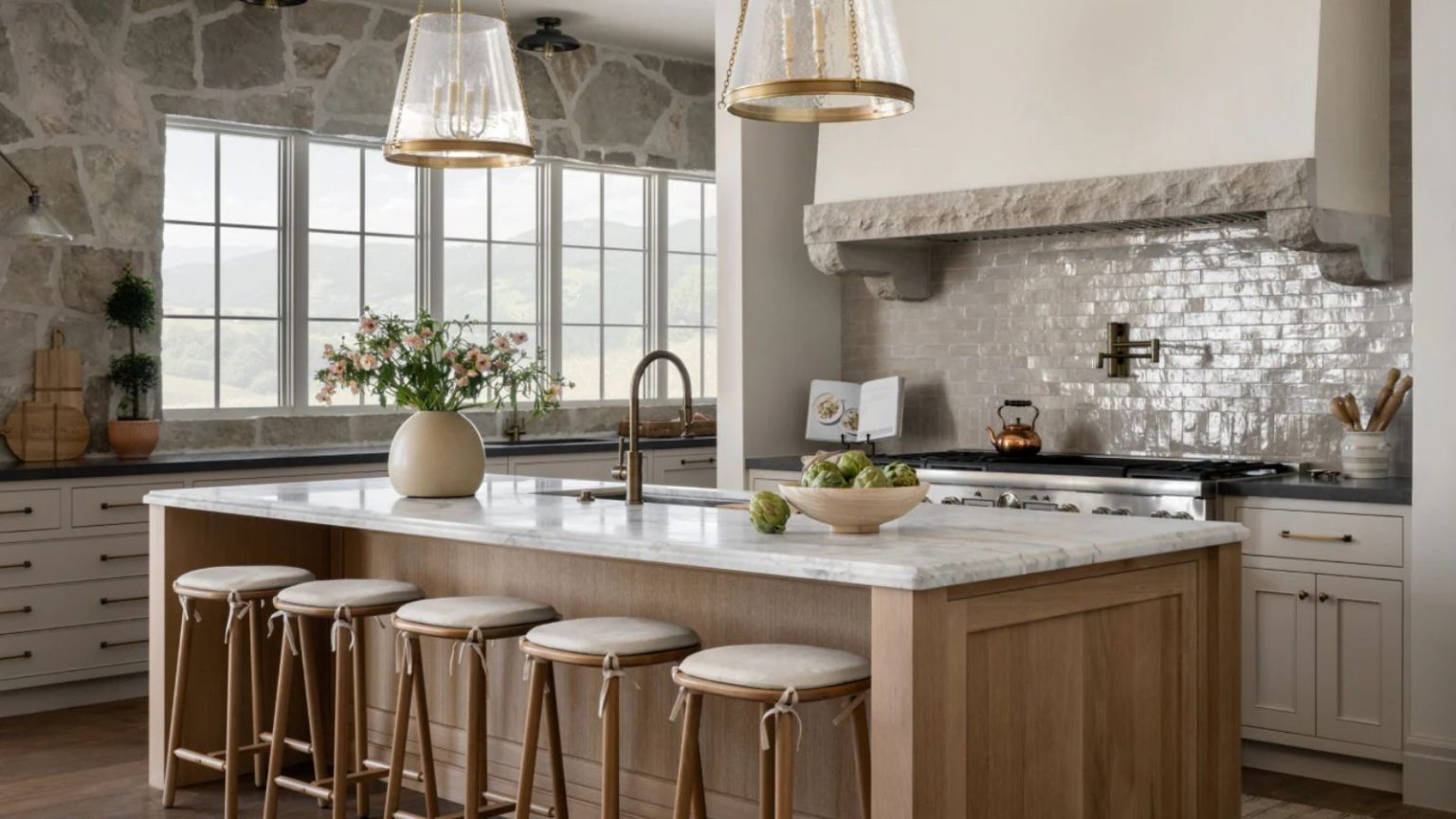 16 ustensiles de cuisine en marbre achetés pour ajouter du luxe à votre espace pour aussi peu que 16 $ kitchen with marble countertops and stone walls