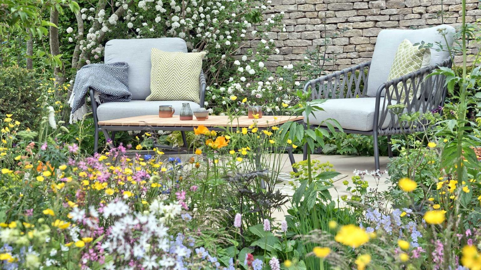 La tendance du tourisme de fleurs sauvages sur laquelle vous voudrez vous lancer en 2026 – 5 destinations fleuries à découvrir cet été outdoor seating and wildflowers