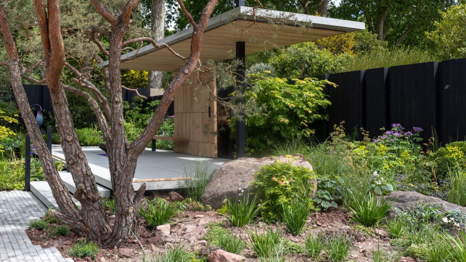 Nous aimons la tendance des jardins « intentionnellement clairsemés » – 6 raisons pour lesquelles planter moins peut sembler plus cher modern landscaping design with sparse planting, gravel and rocks, with a brick path, multi-stemmed tree and pavilion
