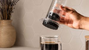La presse à café élégante et transparente d’AeroPress remplace ma cafetière encombrante ce Memorial Day – elle est parfaite dans les petites cuisines A clear AeroPress over a clear cup of coffee