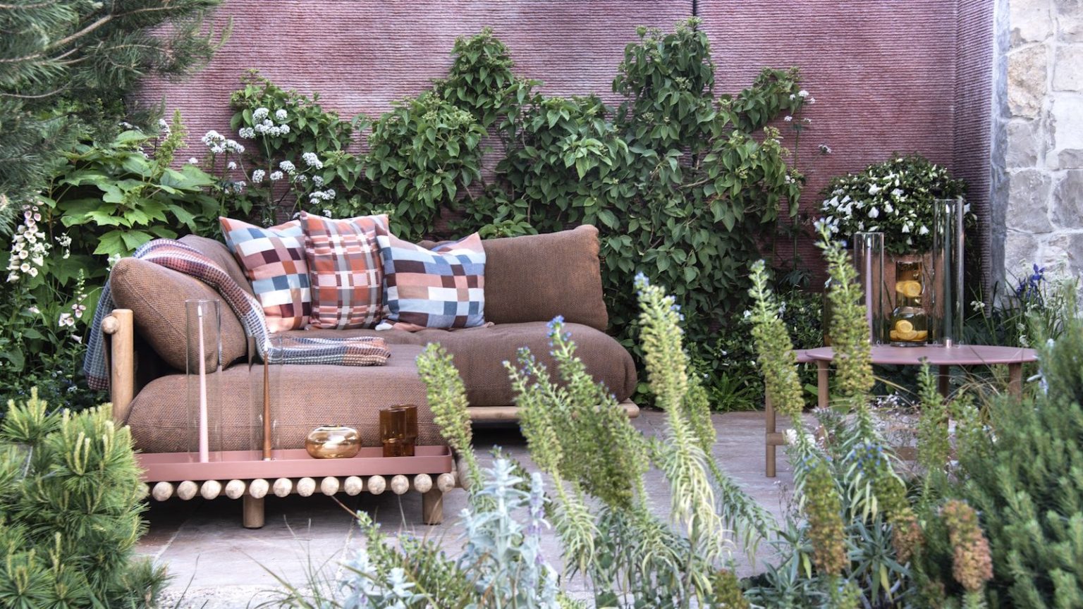 7 idées de jardins verticaux – pour rehausser vos plantations et maximiser votre espace extérieur RHS Chelsea 2025 garden with terracotta hues