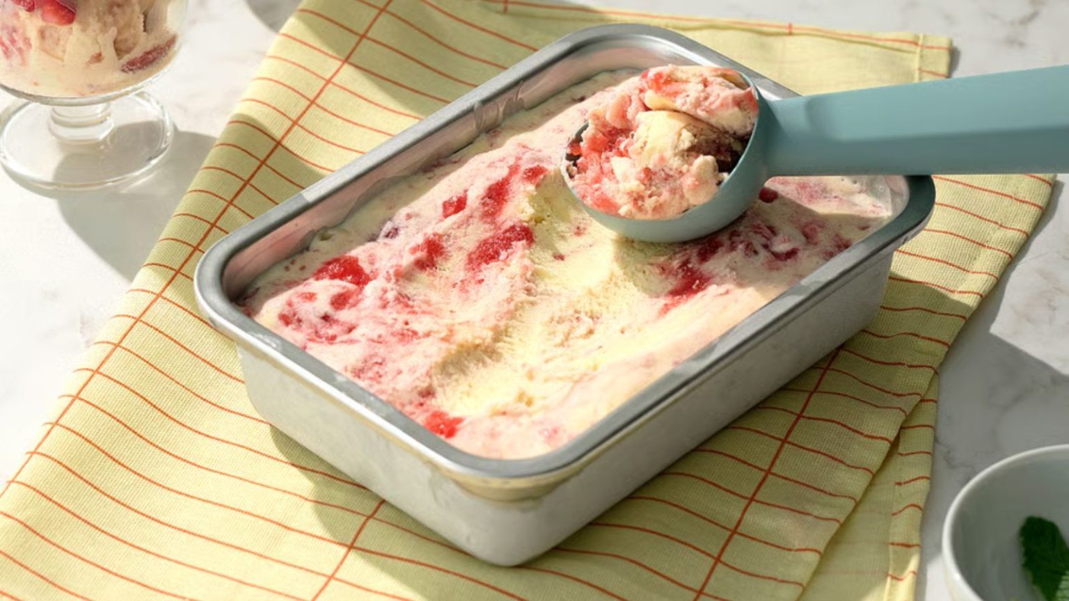 Les contenants en acier inoxydable élégants et durables à 7 $ d’IKEA remplacent à un prix abordable mon lourd stockage de nourriture en verre A small rectangular stainless steel food container filled with ice cream with a scoop on top