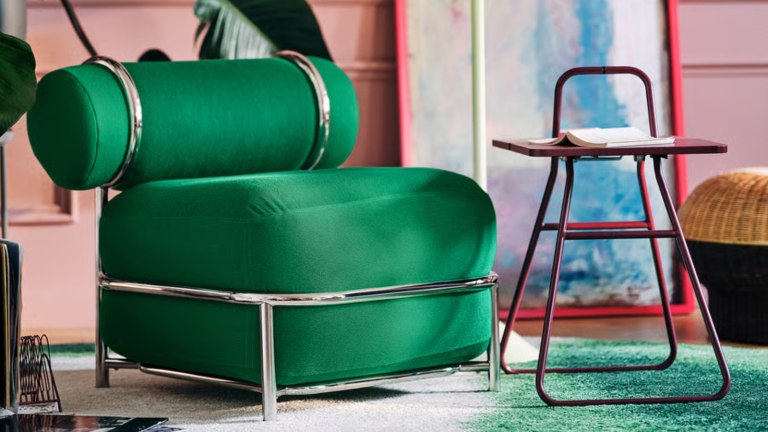 Je me suis assis sur la chaise Viral Air d’IKEA – elle est étonnamment confortable et maintenant vous pouvez enfin l’acheter en ligne si vous êtes rapide a green inflatable chair and a small maroon side table