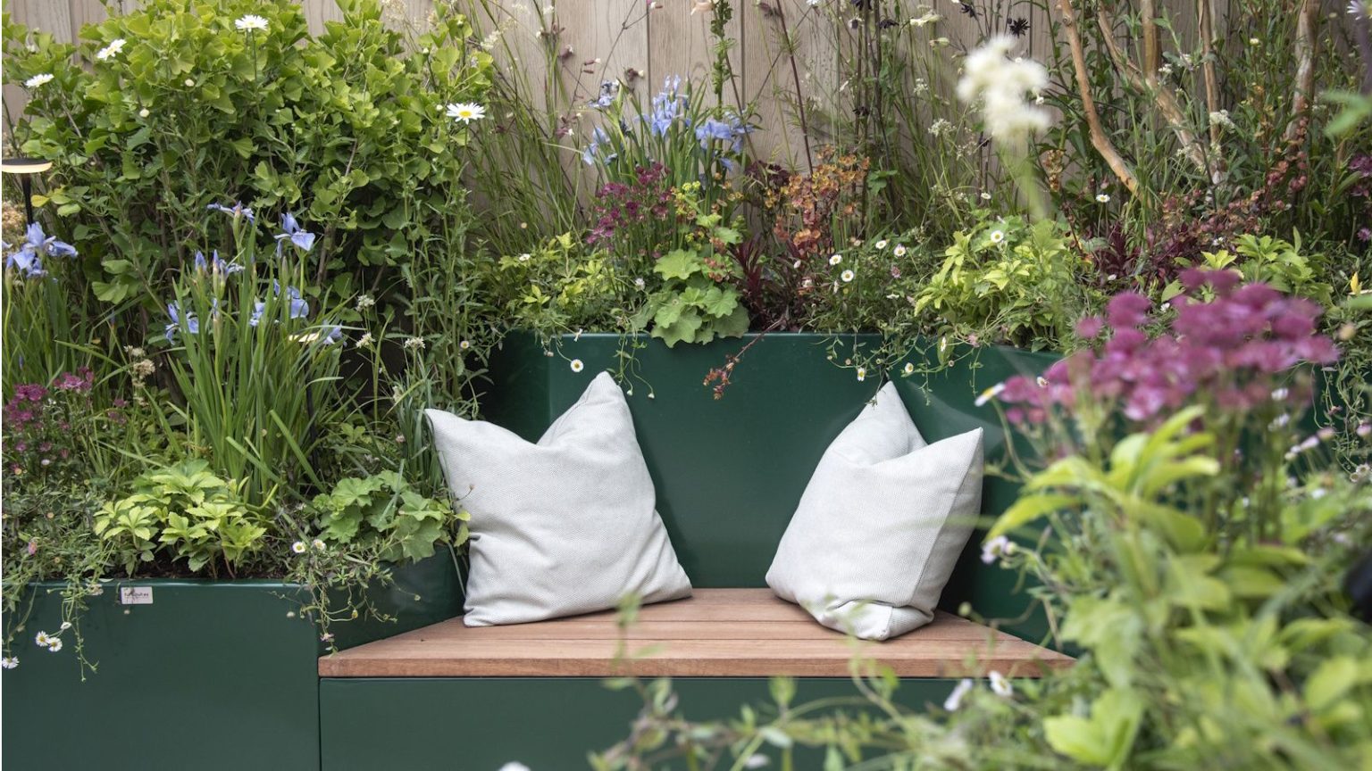 Ce produit naturel gardera les tiques, les moustiques et les fourmis hors de votre jardin tout l’été – et il donnera même une odeur agréable à votre terrasse. RHS Chelsea Flower Show 2026 bench with layered planting all around