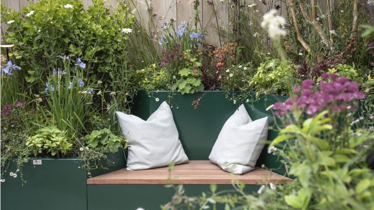 Ce produit naturel gardera les tiques, les moustiques et les fourmis hors de votre jardin tout l’été – et il donnera même une odeur agréable à votre terrasse. RHS Chelsea Flower Show 2026 bench with layered planting all around