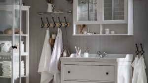 20 achats de rangement IKEA intelligents qui permettent aux salles de bains de se sentir instantanément plus organisées Neutral IKEA bathroom with white storage units