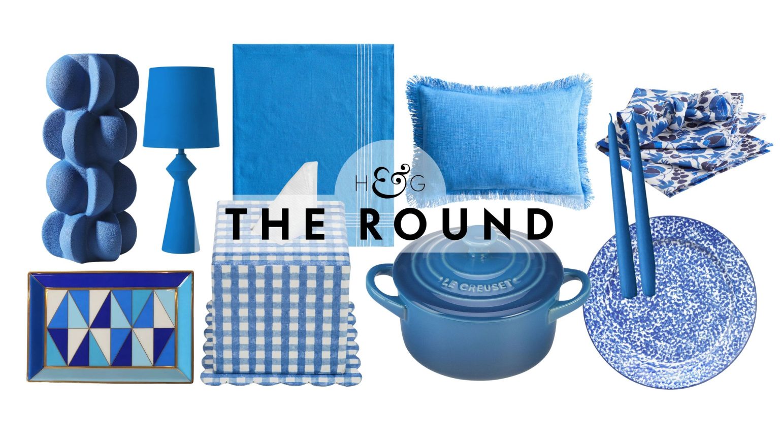 C’est en fait céruléen – 16 pièces de décoration pas seulement bleues qui feraient la différence dans « Le Diable s’habille en Prada » Cerulean home decor, including a vase, trinket dish, table lamp, tissue cover, tablecloth, Dutch oven, cushion cover, taper candles, dinner plate, and patterned napkins, pictured on a white background