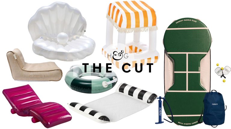Ils pourraient paraître fabuleux sur les photos, mais ces 16 flotteurs de piscine élégants sont également étonnamment fonctionnels Stylish pool floats, including novelty clamshells, rattan-look loungers, retro-style inner tubes, and a floating pickleball court, pictured against a white background