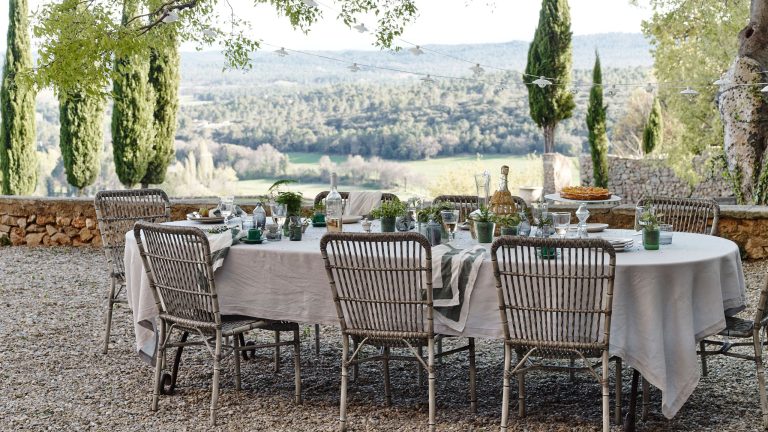 Le génie « coupe-vent » que les hôtes élégants ne jurent que par les dîners en plein air – c’est un petit détail qui fait toute la différence Outdoor dining ideas