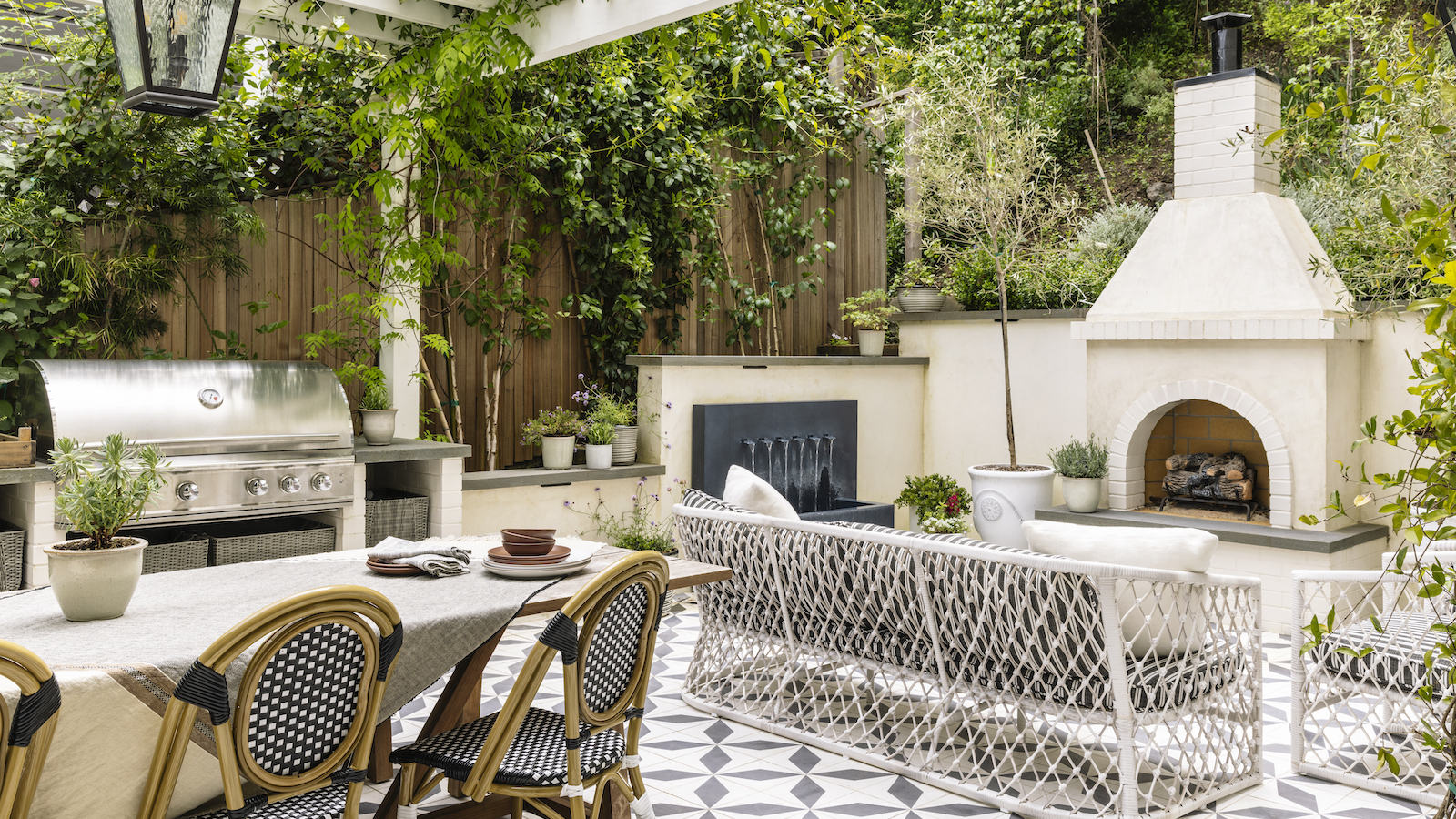 cuisine extérieure avec grand grill et cheminée