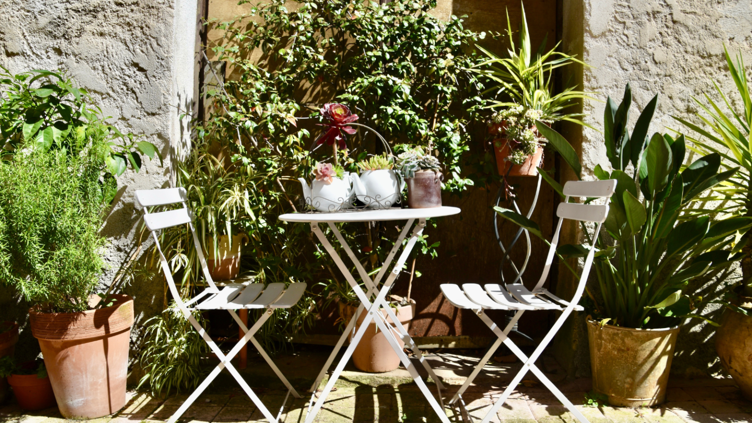Comment créer un espace patio qui ressemble à la Provence, même dans une petite cour Provence patio seating area with terracotta plants