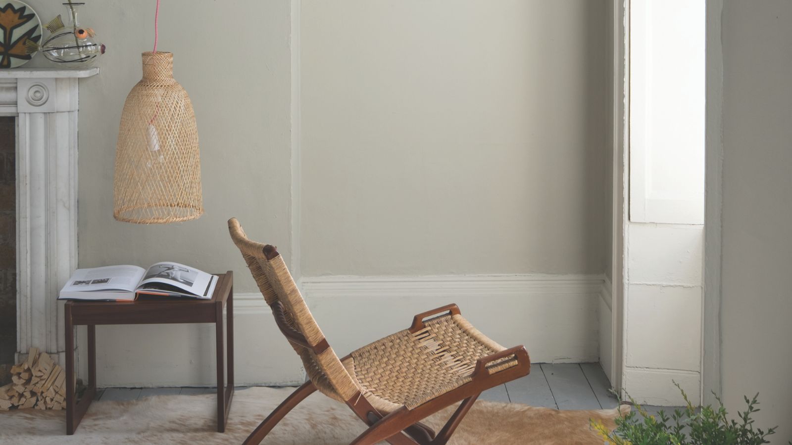 Salon peint en toile de protection avec chaise longue en rotin au milieu