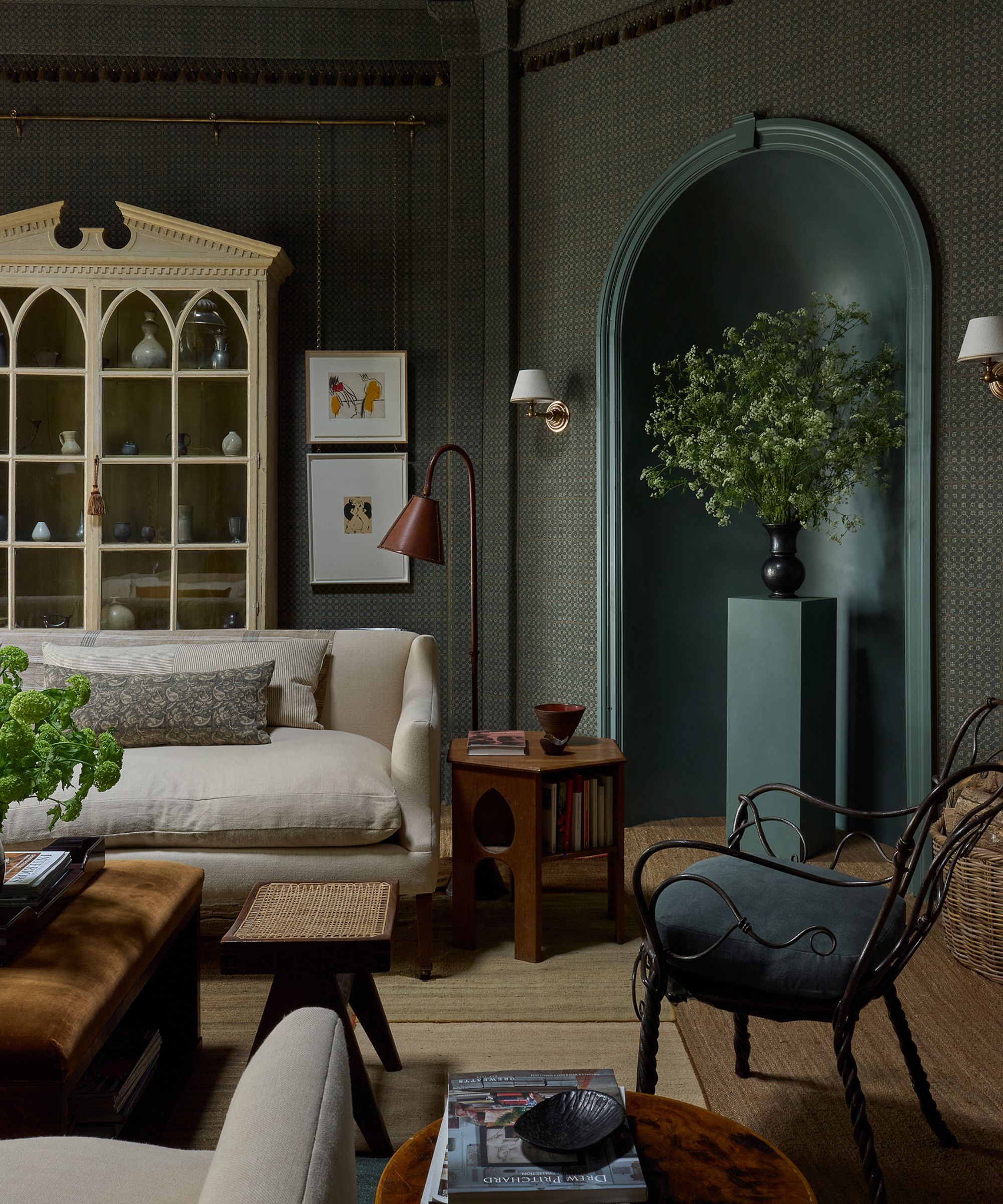 un salon vert profond en couches par Albion Nord pour Wow!house 2026