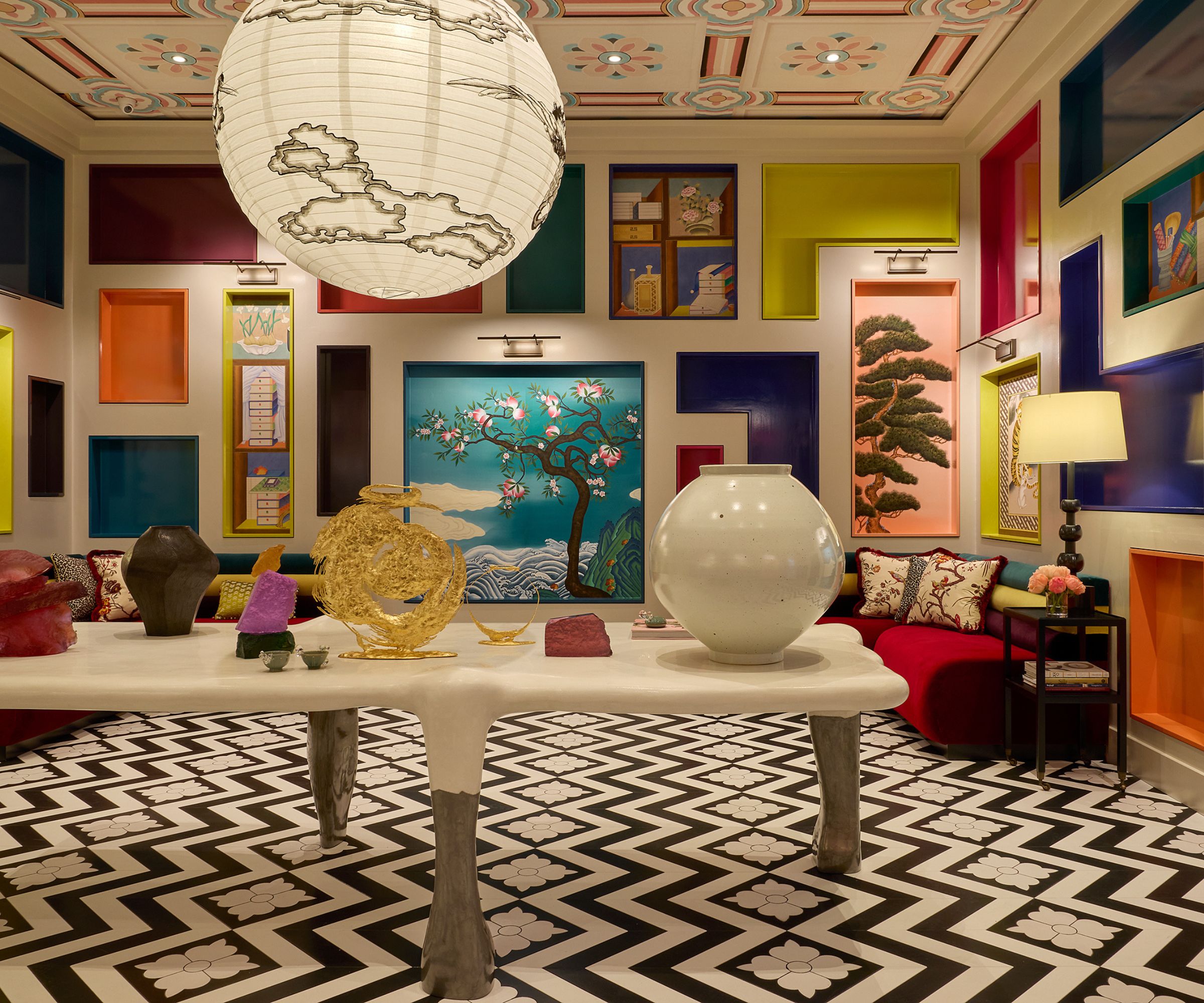 un salon coloré conçu par Young Huh pour WOW!House 2026